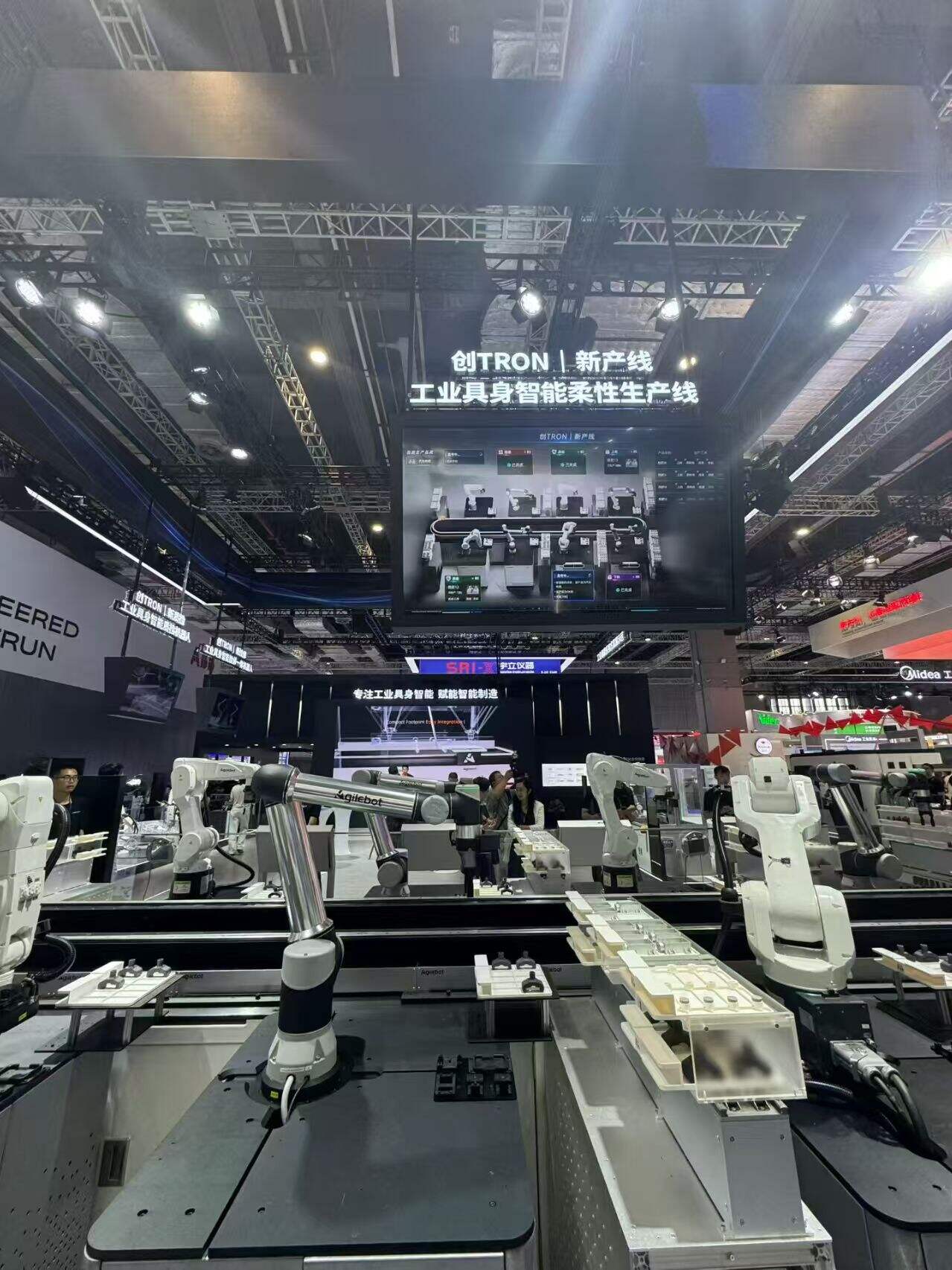 中國(guó)工博會(huì) Ai為工業(yè)帶來(lái)一個(gè)新的技術(shù)提升奇點(diǎn)。